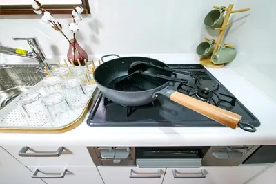 a frying pan on top of a stove in a kitchen at Vivi Villa in Tokyo