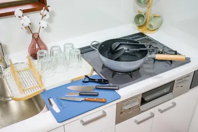 a frying pan on top of a stove in a kitchen at Vivi Villa in Tokyo