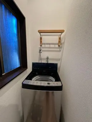 a washing machine in a room with a window at \u9752\u7825\u99c5\u5f92\u6b655\u5206 Aoto \u3060\u308b\u307e\u5bbf in Tokyo