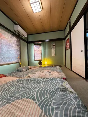 a bedroom with two beds in a room at \u9752\u7825\u99c5\u5f92\u6b655\u5206 Aoto \u3060\u308b\u307e\u5bbf in Tokyo