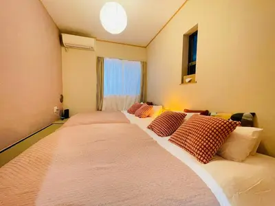 a row of four beds in a room at Fang-Shibadaimon-house-MT0300 in Tokyo