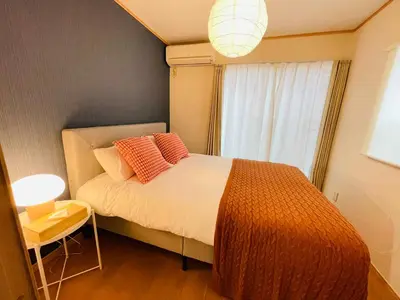 a small bedroom with a bed and a window at Fang-Shibadaimon-house-MT0300 in Tokyo