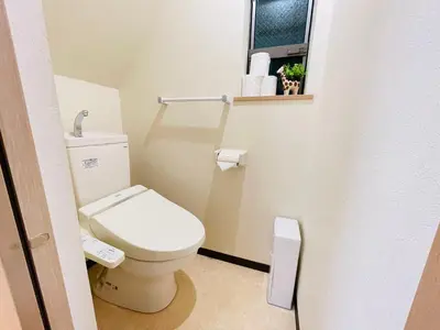 a small bathroom with a toilet and a window at Fang-Shibadaimon-house-MT0300 in Tokyo