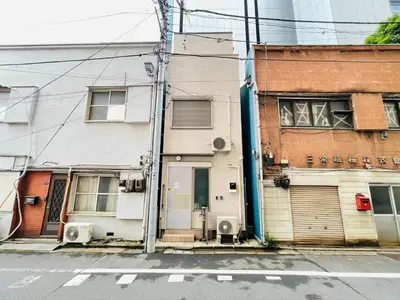 an empty street with two buildings on a street at Fang-Shibadaimon-house-MT0300 in Tokyo