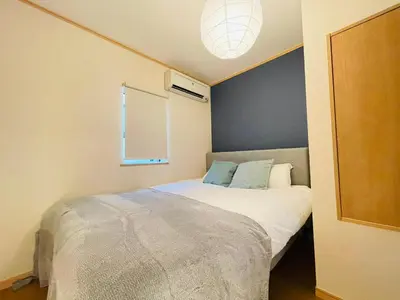a bedroom with a bed and a window at Fang-Shibadaimon-house-MT0300 in Tokyo