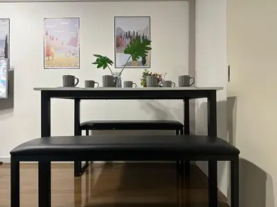 a table with two stools and a table with a bench at jr\u5c71\u624b\u7ebf \u99d2\u8fbc\u8f66\u7ad93\u5206\u949f \u76f4\u8fbe\u65b0\u5bbf\u6d89\u8c37\u6c60\u888b\u4e0a\u91ce\u79cb\u53f6\u539f Max7 in Tokyo