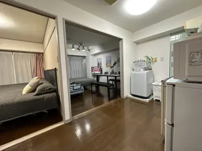 a living room with a bed and a kitchen at jr\u5c71\u624b\u7ebf \u99d2\u8fbc\u8f66\u7ad93\u5206\u949f \u76f4\u8fbe\u65b0\u5bbf\u6d89\u8c37\u6c60\u888b\u4e0a\u91ce\u79cb\u53f6\u539f Max7 in Tokyo