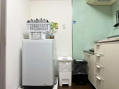 a small kitchen with a refrigerator and a trash can at jr\u5c71\u624b\u7ebf \u99d2\u8fbc\u8f66\u7ad93\u5206\u949f \u76f4\u8fbe\u65b0\u5bbf\u6d89\u8c37\u6c60\u888b\u4e0a\u91ce\u79cb\u53f6\u539f Max7 in Tokyo