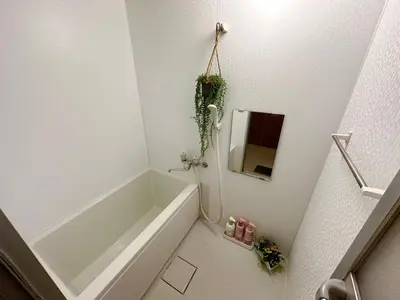 a white bathroom with a tub and a sink at jr\u5c71\u624b\u7ebf \u99d2\u8fbc\u8f66\u7ad93\u5206\u949f \u76f4\u8fbe\u65b0\u5bbf\u6d89\u8c37\u6c60\u888b\u4e0a\u91ce\u79cb\u53f6\u539f Max7 in Tokyo