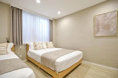 a bedroom with two beds and a window at \u4f59\u82b1\u91ccSakura Tokyo\u68ee\u4e0b in Tokyo