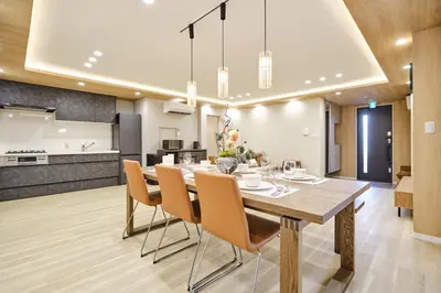 a dining room and kitchen with a table and chairs at \u4f59\u82b1\u91ccSakura Tokyo\u68ee\u4e0b in Tokyo
