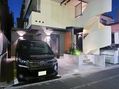 a black van parked in front of a building at \u4f59\u82b1\u91ccSakura Tokyo\u68ee\u4e0b in Tokyo