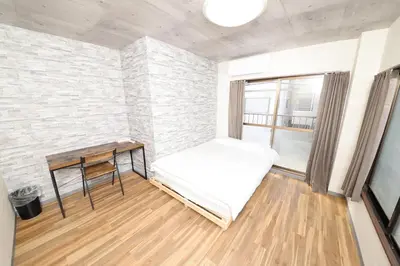 a small room with a bed and a table at ACTResidence\u7b2c\u4e8c 4\u5ba41\u30d0\u30b9\u30eb\u30fc\u30e01\u30b7\u30e3\u30ef\u30fc3\u30c8\u30a4\u30ec in Tokyo