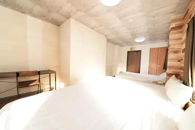 a bedroom with a white bed and a wooden ceiling at ACTResidence\u7b2c\u4e8c 4\u5ba41\u30d0\u30b9\u30eb\u30fc\u30e01\u30b7\u30e3\u30ef\u30fc3\u30c8\u30a4\u30ec in Tokyo