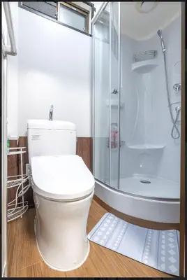 a bathroom with a toilet and a shower at Pachira\u65e5\u5f0f\u72ec\u680b2\u536b2\u6d74\u4e09\u4e2a\u623f\u95f4\u6c60\u888b\u7ad9\u5730\u94c17\u5206870 in Tokyo