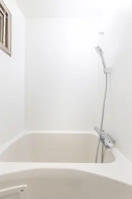 a white bath tub with a faucet at Pachira\u65e5\u5f0f\u72ec\u680b2\u536b2\u6d74\u4e09\u4e2a\u623f\u95f4\u6c60\u888b\u7ad9\u5730\u94c17\u5206870 in Tokyo