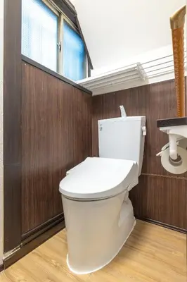 a white toilet in a bathroom with wooden walls at Pachira\u65e5\u5f0f\u72ec\u680b2\u536b2\u6d74\u4e09\u4e2a\u623f\u95f4\u6c60\u888b\u7ad9\u5730\u94c17\u5206870 in Tokyo