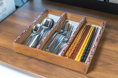 a wooden box filled with utensils on a table at Pachira\u65e5\u5f0f\u72ec\u680b2\u536b2\u6d74\u4e09\u4e2a\u623f\u95f4\u6c60\u888b\u7ad9\u5730\u94c17\u5206870 in Tokyo