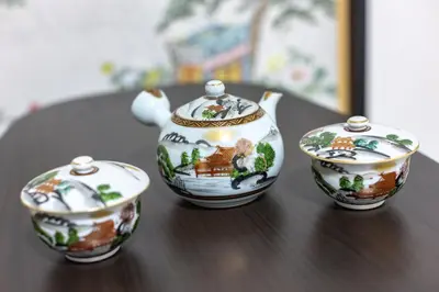 a group of three vases sitting on a table at Pachira\u65e5\u5f0f\u72ec\u680b2\u536b2\u6d74\u4e09\u4e2a\u623f\u95f4\u6c60\u888b\u7ad9\u5730\u94c17\u5206870 in Tokyo