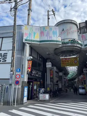 a city street with a building with a walkway and a crosswalk at Pachira\u65e5\u5f0f\u72ec\u680b2\u536b2\u6d74\u4e09\u4e2a\u623f\u95f4\u6c60\u888b\u7ad9\u5730\u94c17\u5206870 in Tokyo