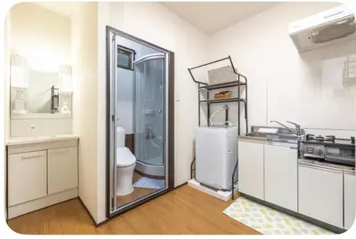 a bathroom with a shower and a toilet in it at Pachira\u65e5\u5f0f\u72ec\u680b2\u536b2\u6d74\u4e09\u4e2a\u623f\u95f4\u6c60\u888b\u7ad9\u5730\u94c17\u5206870 in Tokyo