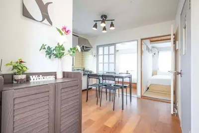 a kitchen and dining room with a table and chairs at \u30a2\u30f3\u30c9\u30b9\u30c6\u30a4\u304a\u82b1\u8336\u5c4b1\u4e01\u76ee301 in Tokyo