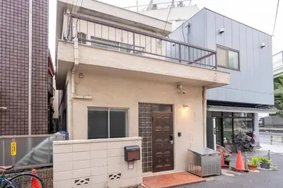 a building with a balcony on top of it at \u30a2\u30f3\u30c9\u30b9\u30c6\u30a4\u5927\u68ee\u897f2\u4e01\u76ee in Tokyo