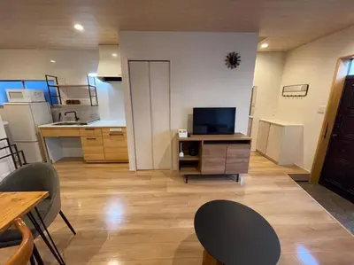 a living room with a television and a kitchen at \u30a2\u30f3\u30c9\u30b9\u30c6\u30a4\u5927\u68ee\u897f2\u4e01\u76ee in Tokyo