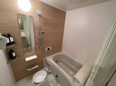 a bathroom with a tub and a toilet and a sink at \u30a2\u30f3\u30c9\u30b9\u30c6\u30a4\u5927\u68ee\u897f2\u4e01\u76ee in Tokyo