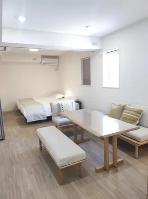 a living room with a table and a bed at \u30e9\u30d1\u30f3\u30a2\u30b8\u30eb in Tokyo