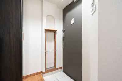 a corridor with a door in a room at GRAN PASEo\u9ad8\u5186\u5bfa\u5357 in Tokyo