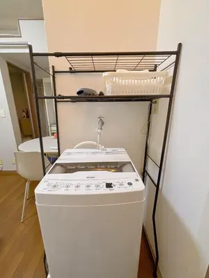 a room with a bunk bed with a shelf at Mori house ookubobiru in Tokyo