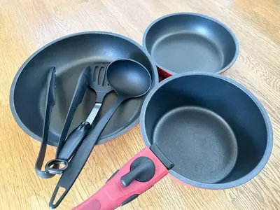 three bowls and a pair of tongs and a pair of scissors at \u30a2\u30f3\u30c9\u30b9\u30c6\u30a4\u6e0b\u8c37\u672c\u753a5\u4e01\u76ee1f in Tokyo