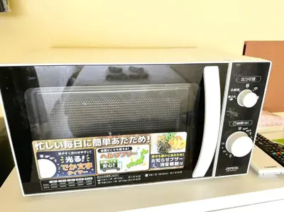 a microwave sitting on top of a counter at \u30a2\u30f3\u30c9\u30b9\u30c6\u30a4\u6e0b\u8c37\u672c\u753a5\u4e01\u76ee1f in Tokyo