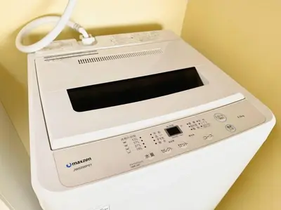 a white microwave with a cord attached to a wall at \u30a2\u30f3\u30c9\u30b9\u30c6\u30a4\u6e0b\u8c37\u672c\u753a5\u4e01\u76ee1f in Tokyo