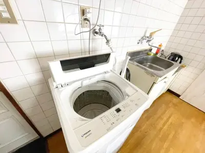 a washing machine with a sink in a bathroom at \u30a2\u30f3\u30c9\u30b9\u30c6\u30a4\u6e0b\u8c37\u672c\u753a5\u4e01\u76ee2f in Tokyo