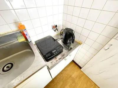a kitchen counter with a sink and a microwave at \u30a2\u30f3\u30c9\u30b9\u30c6\u30a4\u6e0b\u8c37\u672c\u753a5\u4e01\u76ee2f in Tokyo