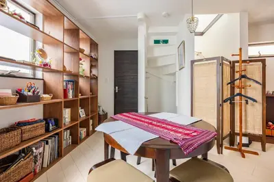 a room with a table and a book shelf at \u30a2\u30f3\u30c9\u30b9\u30c6\u30a4\u6771\u5411\u5cf61\u4e01\u76ee in Tokyo