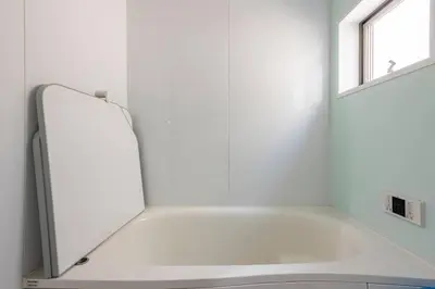 a white bath tub in a bathroom with a mirror at \u30a2\u30f3\u30c9\u30b9\u30c6\u30a4\u6771\u5411\u5cf61\u4e01\u76ee in Tokyo