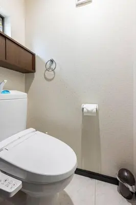 a bathroom with a white toilet in a room at \u30a2\u30f3\u30c9\u30b9\u30c6\u30a4\u6771\u5411\u5cf61\u4e01\u76ee in Tokyo