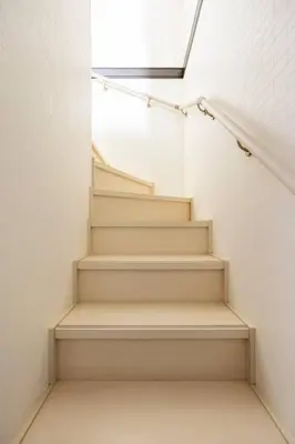 a staircase in a room with a stair railing at \u30a2\u30f3\u30c9\u30b9\u30c6\u30a4\u6771\u5411\u5cf61\u4e01\u76ee in Tokyo