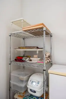 a metal shelving unit in a kitchen with food items at \u30a2\u30f3\u30c9\u30b9\u30c6\u30a4\u6771\u5411\u5cf61\u4e01\u76ee in Tokyo