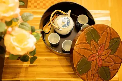 a table with a plate with a teapot and cups at \u30a2\u30f3\u30c9\u30b9\u30c6\u30a4\u6d45\u83495\u4e01\u76ee1f in Tokyo