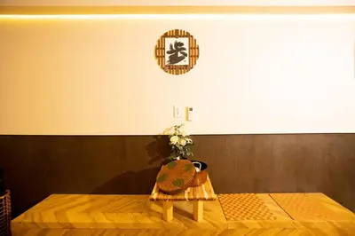 a room with a table with a chair and a clock at \u30a2\u30f3\u30c9\u30b9\u30c6\u30a4\u6d45\u83495\u4e01\u76ee1f in Tokyo