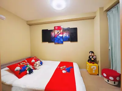 a bedroom with a super hero bed and toys at \u65b0\u5bbf\u533a \u65b0\u5bbf\u5fa1\u82d1\u524d\u99c5\u304b\u3089\u6b69\u3044\u30665\u5206 \u30b3\u30f3\u30d3\u30cb1\u5206 \u30a2\u30d1\u30fc\u30c8\u5168\u4f53\u3092\u8cb8\u3057\u51fa\u3059\u6c11\u5bbf in Tokyo