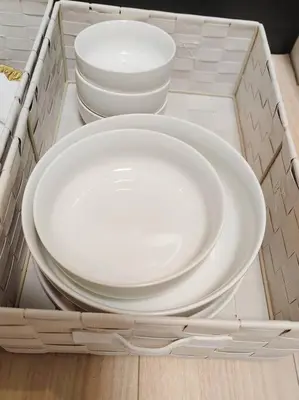 two stacks of white plates in a white cabinet at \u65b0\u5bbf\u533a \u65b0\u5bbf\u5fa1\u82d1\u524d\u99c5\u304b\u3089\u6b69\u3044\u30665\u5206 \u30b3\u30f3\u30d3\u30cb1\u5206 \u30a2\u30d1\u30fc\u30c8\u5168\u4f53\u3092\u8cb8\u3057\u51fa\u3059\u6c11\u5bbf in Tokyo