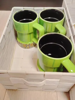 three green coffee mugs sitting in a drawer at \u65b0\u5bbf\u533a \u65b0\u5bbf\u5fa1\u82d1\u524d\u99c5\u304b\u3089\u6b69\u3044\u30665\u5206 \u30b3\u30f3\u30d3\u30cb1\u5206 \u30a2\u30d1\u30fc\u30c8\u5168\u4f53\u3092\u8cb8\u3057\u51fa\u3059\u6c11\u5bbf in Tokyo