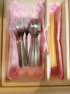 a tray with utensils in a pink container at \u65b0\u5bbf\u533a \u65b0\u5bbf\u5fa1\u82d1\u524d\u99c5\u304b\u3089\u6b69\u3044\u30665\u5206 \u30b3\u30f3\u30d3\u30cb1\u5206 \u30a2\u30d1\u30fc\u30c8\u5168\u4f53\u3092\u8cb8\u3057\u51fa\u3059\u6c11\u5bbf in Tokyo