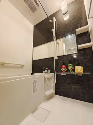 a bathroom with a black and white wall at \u65b0\u5bbf\u533a \u65b0\u5bbf\u5fa1\u82d1\u524d\u99c5\u304b\u3089\u6b69\u3044\u30665\u5206 \u30b3\u30f3\u30d3\u30cb1\u5206 \u30a2\u30d1\u30fc\u30c8\u5168\u4f53\u3092\u8cb8\u3057\u51fa\u3059\u6c11\u5bbf in Tokyo