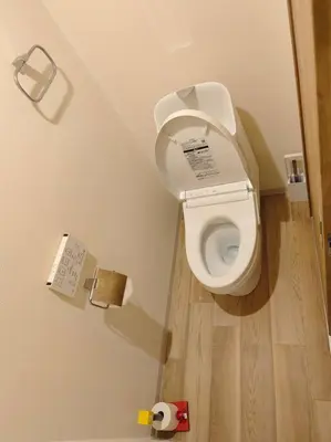 a small bathroom with a toilet in a room at \u65b0\u5bbf\u533a \u65b0\u5bbf\u5fa1\u82d1\u524d\u99c5\u304b\u3089\u6b69\u3044\u30665\u5206 \u30b3\u30f3\u30d3\u30cb1\u5206 \u30a2\u30d1\u30fc\u30c8\u5168\u4f53\u3092\u8cb8\u3057\u51fa\u3059\u6c11\u5bbf in Tokyo